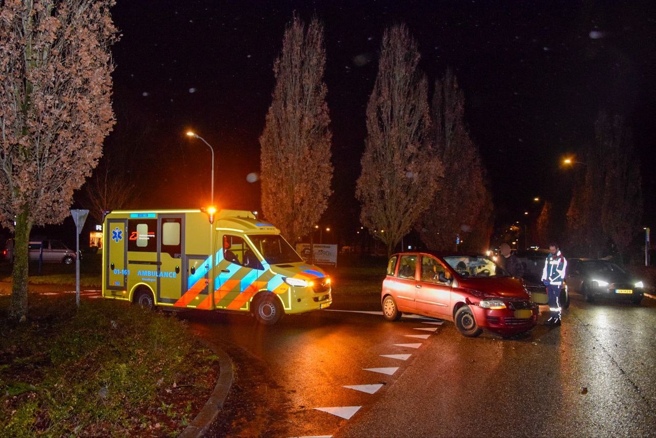 Autos Botsen Op Kruising Oldebertweg Met Industriepark Oozo Nl