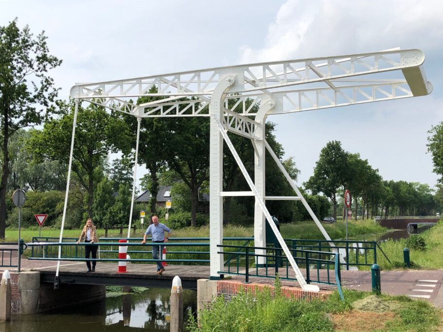 Twee bruggen over het Hoofddiep in Zevenhuizen gerenoveerd ...