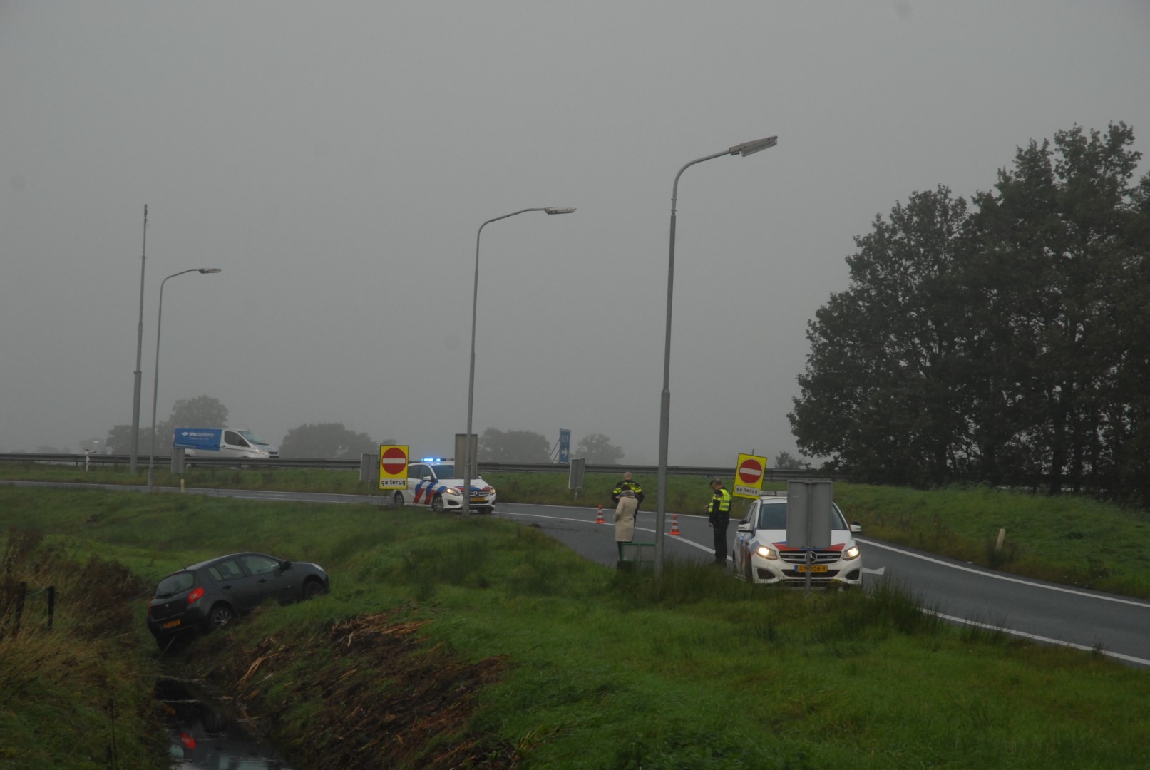 Automobiliste Raakt In De Slip En Komt Boven Sloot Tot Stilstand Bij ...