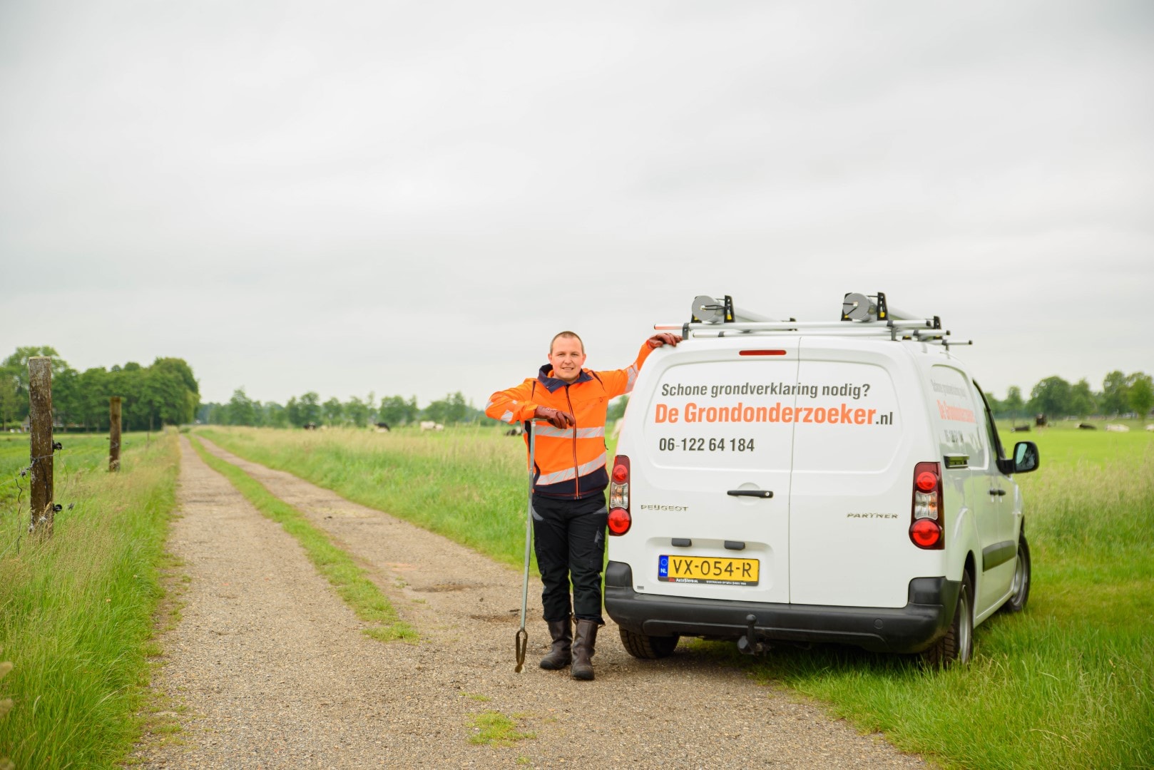 De Grondonderzoeker Staat Met Zijn Voeten In De Klei én Werkt In Alle ...