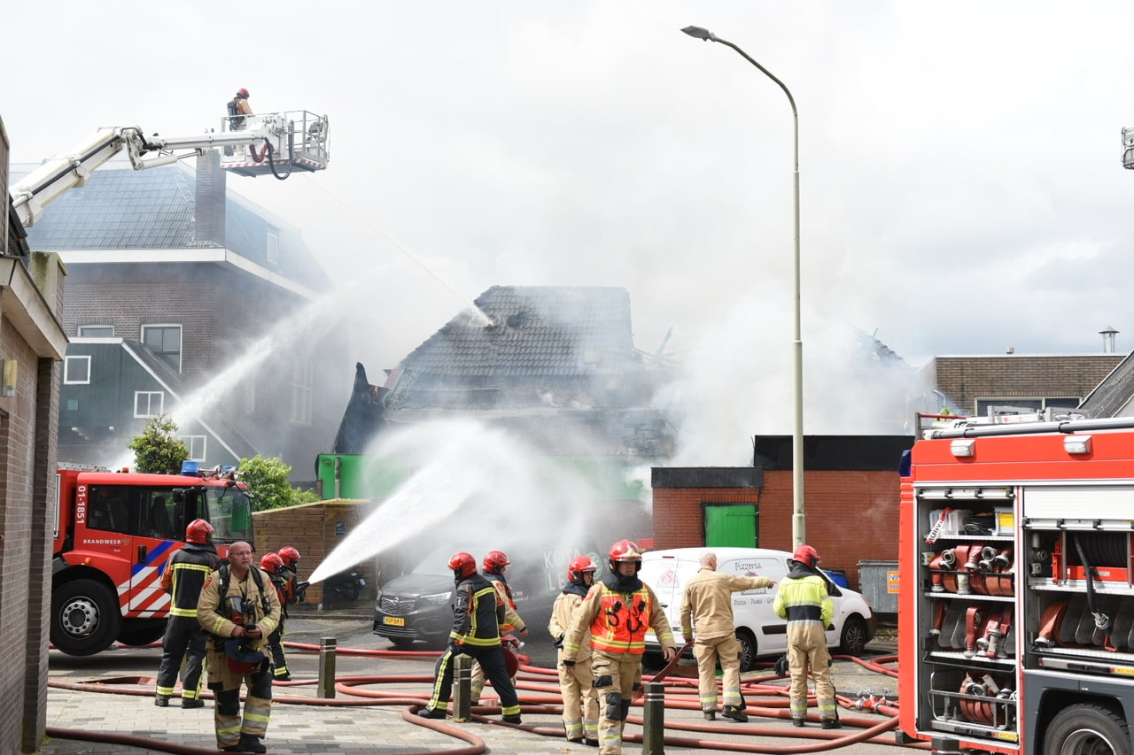 Zeer Grote Brand In Centrum Leek Brandweer Massaal Ter Plaatse Oozo Nl