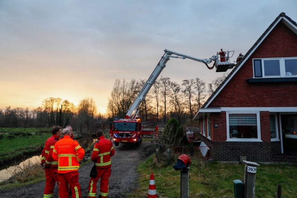 Brandweer Leek En Groningen Rukken Uit Voor Schoorsteenbrand In ...